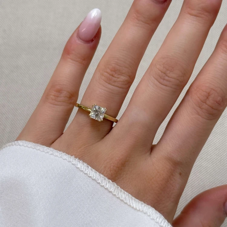verlobungsring-solitaire-dazzle-moissanit-1ct-asscherschliff-gelbgold-am-finger-hariets.JPG