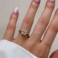 verlobungsring-solitaire-dazzle-moissanit-2ct-asscherschliff-gelbgold-am-finger-hariets.JPG
