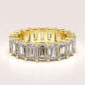 Ehering-eternity-mit-moissaniten-smaragdschliff-gelbgold-hariets.jpg