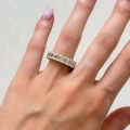 ehering-eternity-mit-moissaniten-smaragdschliff-am-finger-gelbgold-hariets.JPG