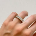 ehering-eternity-mit-moissaniten-smaragdschliff-am-finger-nahaufnahme-gelbgold-hariets.JPG