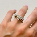 ehering-eternity-mit-moissaniten-smaragdschliff-am-finger-komplettes-inspirationsset-nahaufnahme-gelbgold-hariets.JPG