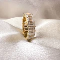 ehering-eternity-mit-moissaniten-smaragdschliff-seitenansicht-nahaufnahme-gelbgold-hariets.JPG