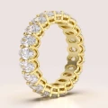 eternity-ring-mit-moissaniten-ovalschliff-seite-gelbgold-hariets.jpg