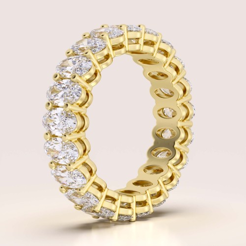 eternity-ring-mit-moissaniten-ovalschliff-seite-gelbgold-hariets.jpg