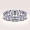 eternity-ring-mit-moissaniten-ovalschliff-weissgold-hariets.jpg
