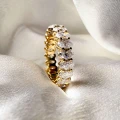 eternity-ring-mit-moissaniten-ovalschliff-nahaufnahme-seite-gelbgold-hariets.jpg