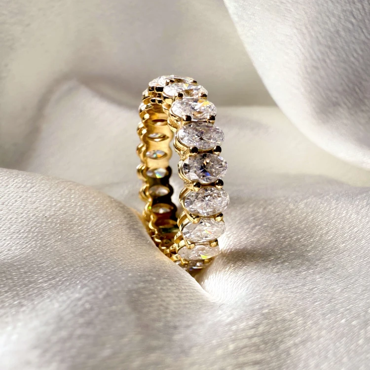 eternity-ring-mit-moissaniten-ovalschliff-nahaufnahme-seite-gelbgold-hariets.jpg