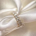 eternity-ring-mit-moissaniten-ovalschliff-nahaufnahme-gelbgold-hariets.jpg