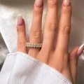 eternity-ring-mit-moissaniten-ovalschliff-am-finger-gelbgold-hariets.jpg
