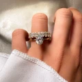 eternity-ring-mit-moissaniten-ovalschliff-am-finger-set-inspiration-gelbgold-hariets.jpg
