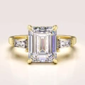 Verlobungsring-Trinity-Moissanit-4ct-Smaragdschliff-Gelbgold-Florence-Hariets.jpg