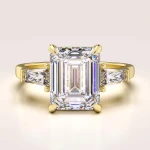 Verlobungsring in 24h Trinity mit 4,6 ct Moissanit im Smaragdschliff – Florence aus 14k Gold