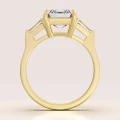 Verlobungsring-Trinity-Moissanit-4ct-Smaragdschliff-Frontansicht-Gelbgold-Florence-Hariets.jpg
