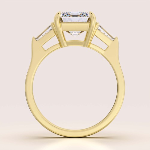 Verlobungsring-Trinity-Moissanit-4ct-Smaragdschliff-Frontansicht-Gelbgold-Florence-Hariets.jpg