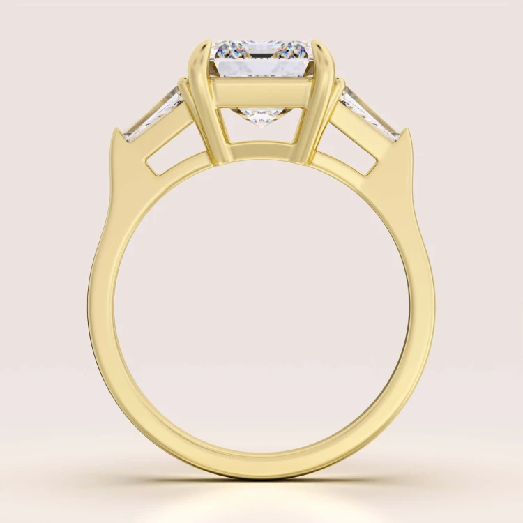 Verlobungsring-Trinity-Moissanit-4ct-Smaragdschliff-Frontansicht-Gelbgold-Florence-Hariets.jpg