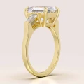 Verlobungsring-Trinity-Moissanit-4ct-Smaragdschliff-Seitenansicht-Gelbgold-Florence-Hariets.jpg
