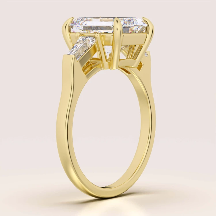 Verlobungsring-Trinity-Moissanit-4ct-Smaragdschliff-Seitenansicht-Gelbgold-Florence-Hariets.jpg
