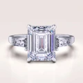 Verlobungsring-Trinity-Moissanit-4ct-Smaragdschliff-Weißgold-Florence-Hariets.jpg