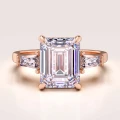 Verlobungsring-Trinity-Moissanit-4ct-Smaragdschliff-Rotgold-Florence-Hariets.jpg
