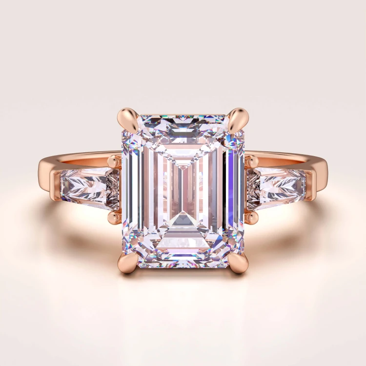 Verlobungsring-Trinity-Moissanit-4ct-Smaragdschliff-Rotgold-Florence-Hariets.jpg