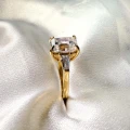verlobungsring-trinity-moissanit-4ct-smaragdschliff-nahaufnahme-seite-gelbgold-florence-hariets.jpg