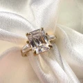 verlobungsring-trinity-moissanit-4ct-smaragdschliff-nahaufnahme-gelbgold-florence-hariets.jpg