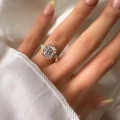 verlobungsring-trinity-moissanit-4ct-smaragdschliff-am-finger-gelbgold-florence-hariets.jpg