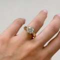 verlobungsring-solitaire-whisper-moissanit-3ct-brillantschliff-am-finger-gelbgold-hariets.JPG