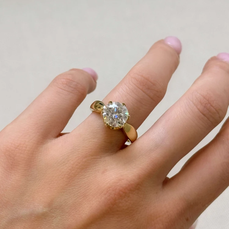verlobungsring-solitaire-whisper-moissanit-3ct-brillantschliff-am-finger-gelbgold-hariets.JPG