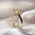 verlobungsring-solitaire-classic-moissanit-1ct-brillantschliff-nahaufnahme-seite-gelbgold-hariets.jpg