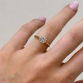Verlobungsring-Solitaire-Classic-Moissanit-1ct-Brillantschliff-am-Finger-Gelbgold-Hariets.jpg