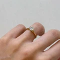 Verlobungsring-Solitaire-Classic-Moissanit-1ct-Brillantschliff-Seitenansicht-am-Finger-Gelbgold-Hariets.jpg