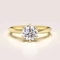 verlobungsring-solitaire-prisma-moissanit-1ct-brillantschliff-gelbgold-hariets.jpg