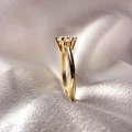 verlobungsring-solitaire-prisma-moissanit-1ct-brillantschliff-nahaufnahme-seite-gelbgold-hariets.jpg