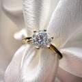 verlobungsring-solitaire-prisma-moissanit-1ct-brillantschliff-nahaufnahme-front-gelbgold-hariets.jpg