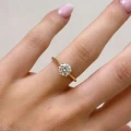 Verlobungsring-Solitaire-Prisma-Moissanit-1ct-Brillantschliff-am-Finger-Gelbgold-Hariets.jpg