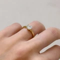 Verlobungsring-Solitaire-Prisma-Moissanit-1ct-Brillantschliff-Seitenansicht-am-Finger-Gelbgold-Hariets.jpg