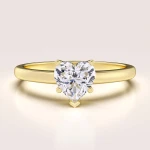 Verlobungsring in 24h mit 1 ct Moissanit im Herzschliff – Herz aus 14k Gold