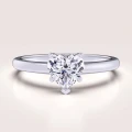 verlobungsring-solitaire-herz-moissanit-1ct-herzschliff-weißgold-hariets.jpg