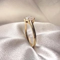 verlobungsring-solitaire-herz-moissanit-1ct-herzschliff-nahaufnahme-seite-gelbgold-hariets.jpg