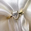 verlobungsring-solitaire-herz-moissanit-1ct-herzschliff-nahaufnahme-front-gelbgold-hariets.jpg
