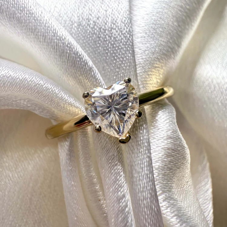verlobungsring-solitaire-herz-moissanit-1ct-herzschliff-nahaufnahme-front-gelbgold-hariets.jpg