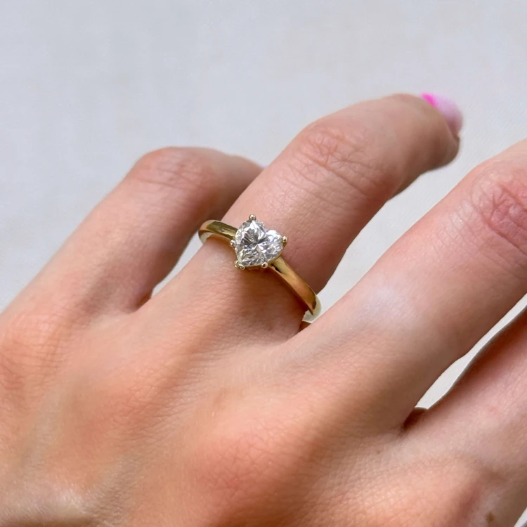 verlobungsring-solitaire-herz-moissanit-1ct-herzschliff-am-finger-nahaufnahme-gelbgold-hariets.JPG
