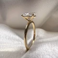 verlobungsring-solitaire-lumiere-moissanit-1-5ct-tropfenform-gelbgold-seitenansicht-nahaufnahme-hariets.jpg