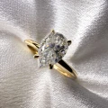 verlobungsring-solitaire-lumiere-moissanit-1-5ct-tropfenform-gelbgold-frontansicht-nahaufnahme-hariets.jpg