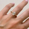 verlobungsring-solitaire-lumiere-moissanit-1-5ct-birnenschliff-nahaufnahme-am-finger-gelbgold-hariets.JPG