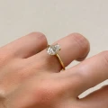 verlobungsring-solitaire-lumiere-moissanit-1-5ct-birnenschliff-am-finger-gelbgold-hariets.JPG