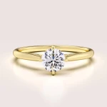 Verlobungsring in 24h Solitaire mit Moissanit – Aura aus 14k Gold