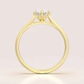 verlobungsring-solitaire-aura-moissanit-1ct-brillantschliff-gelbgold-seite-hariets.jpg